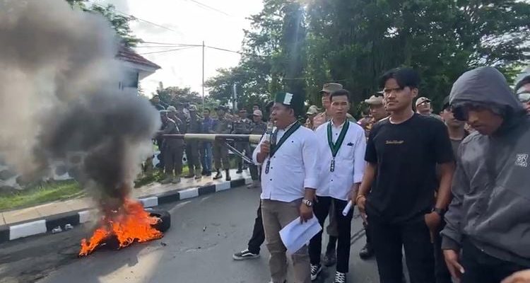 Aksi Unjuk Rasa HMI Cabang Manakarra