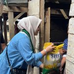 Ketua Kohati HMI Cabang Manakarra saat menyalurkan donasi kepada korban banjir