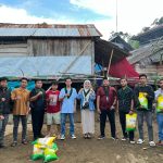 Foto bersama Kader HMI Cabang Manakarra usai menyalurkan donasi kepada korban banjir