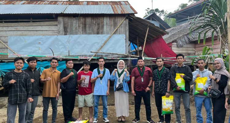 Foto bersama Kader HMI Cabang Manakarra usai menyalurkan donasi kepada korban banjir